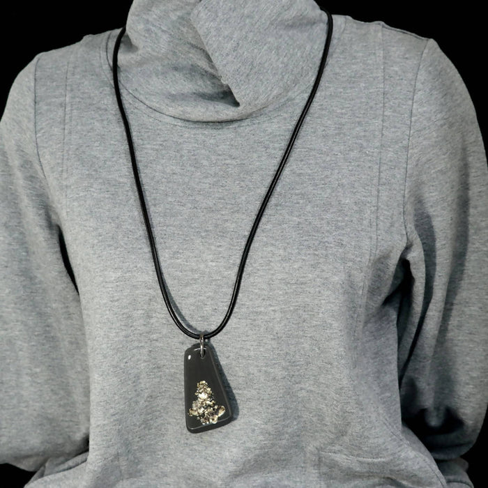 Pendentif rectangle irrégulier/ motif rocailles en rouge ou gris foncé/long sur cordon de cuir/ensemble contemporain par mila