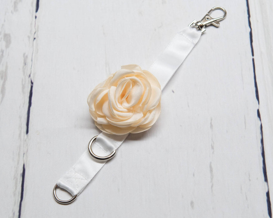 Ensemble robe martini pour chien en satin blanc pour mariage, avec brillants dorés ou argentés, fleurs, collier et laisse assortis