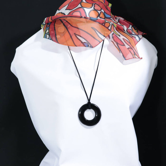 Long pendentif rond noir sur cordon ruban noir/ verre thermoformé fusion