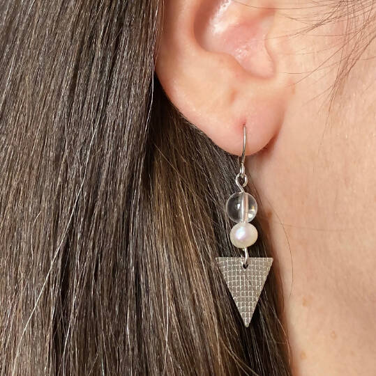 Boucles d'oreilles délicates avec perle d'eau douce blanche, pierre semi-précieuses quartz clair et triangle en acier inoxydable | perlie