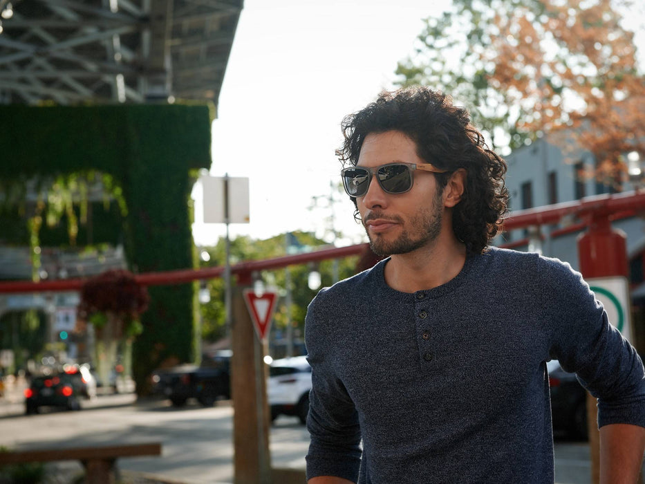Lunettes de soleil carrées en bois de bambou avec monture givrée grise et verres noir polarisés