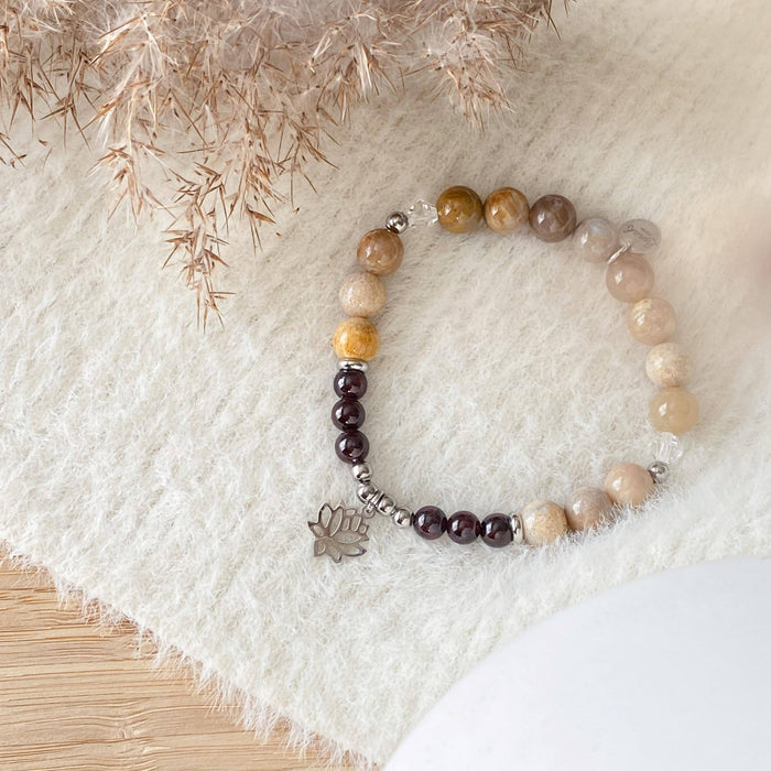 Bracelet sous-bois (pierres semi-précieuses jaspe chrysanthème et grenat, cristal stellaris, acier inoxydable avec breloque fleur de lotus)
