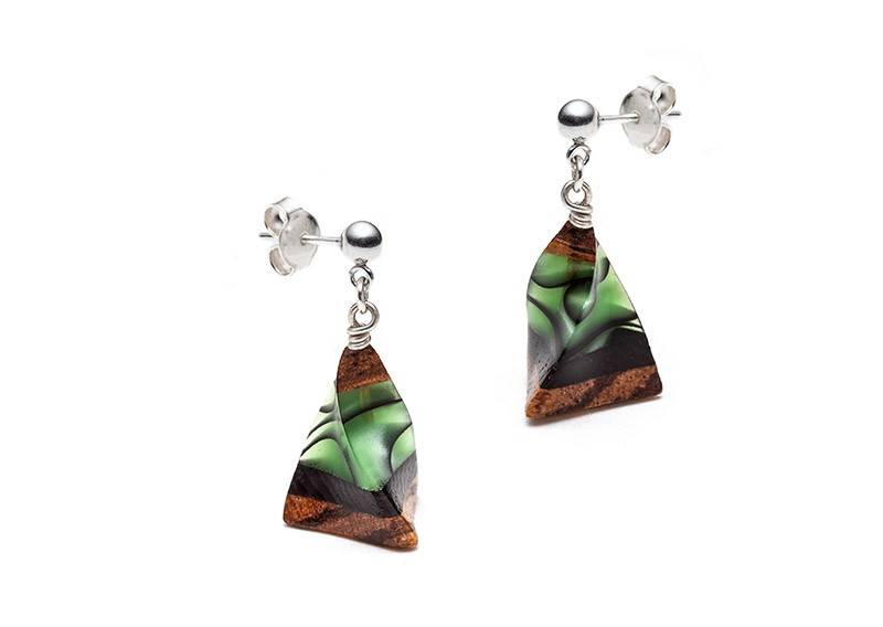 boucles d'oreilles suspendues en bois de couleur verte - green wooden dangling silver earrings