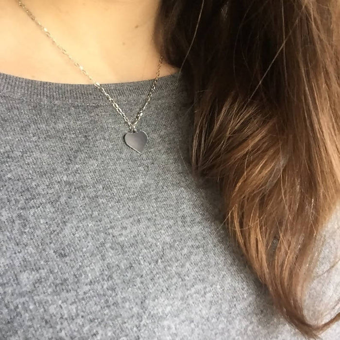 Collier minimaliste coeur pour femmes fait avec une chaîne et un pendentif en acier inoxydable