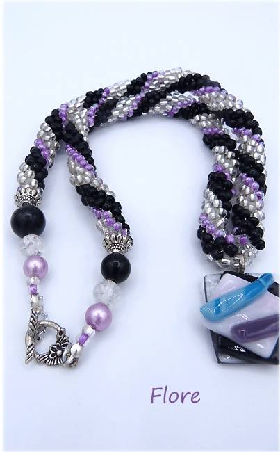 Collier de perles flore