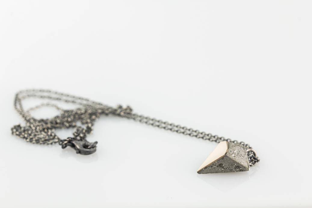 Pendentif pyramide bronze