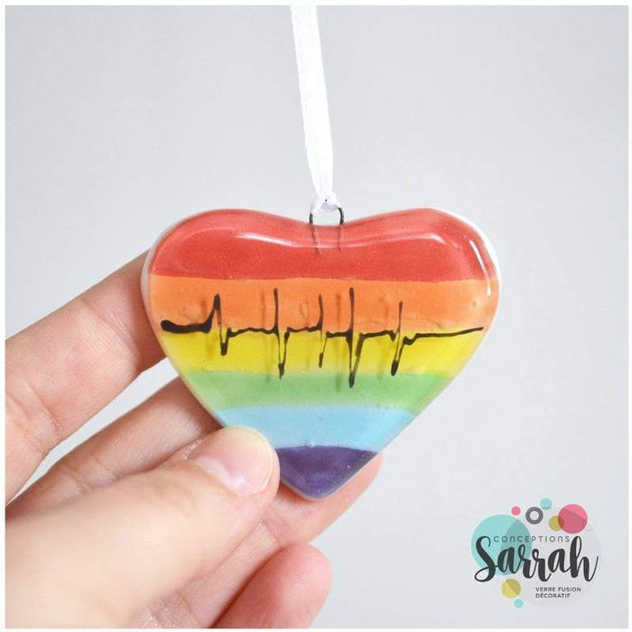 Coeur arc-en-ciel décoratif à suspendre montré sur un ruban