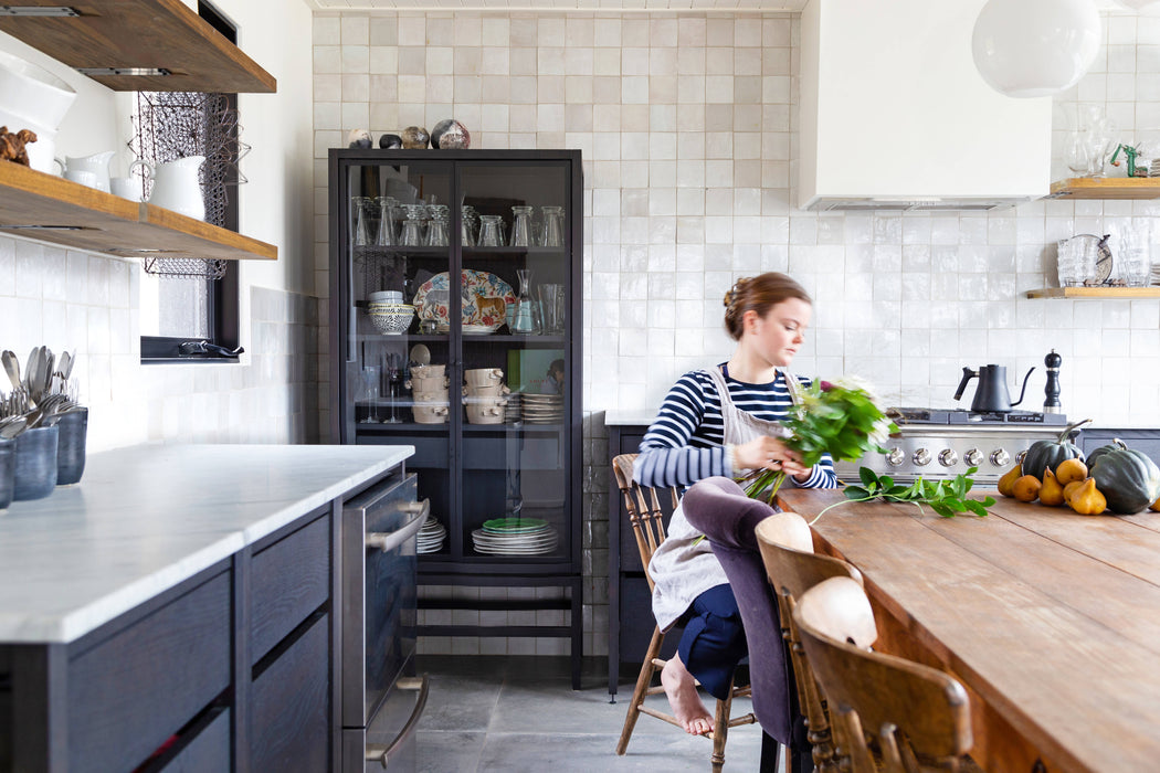 Armoire vaisselier volitare en chêne teint nuit profonde