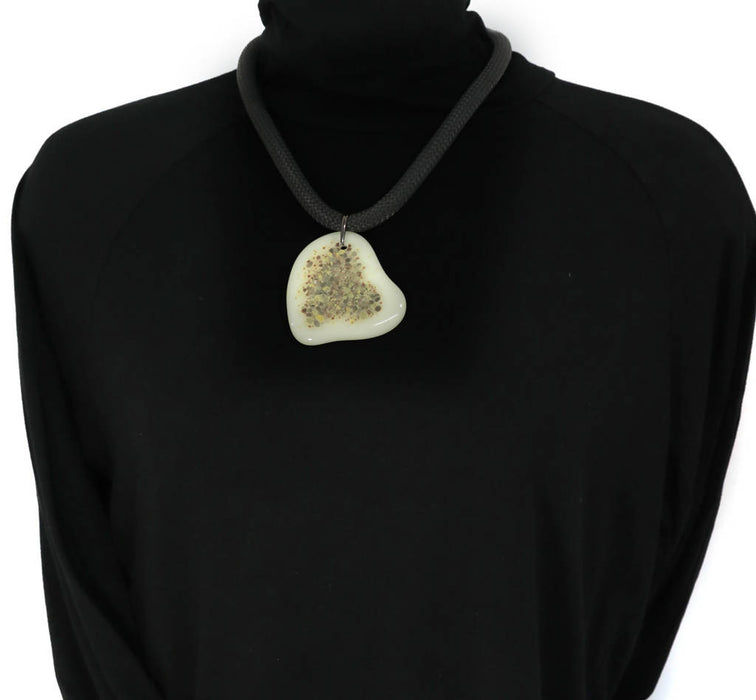 Collier court creme ivoire/collier en coeur/pendentif amour contemporain par mila