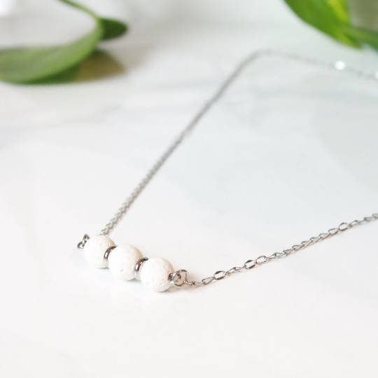 Collier minimaliste pour femmes avec pierres de lave blanches et acier inoxydable