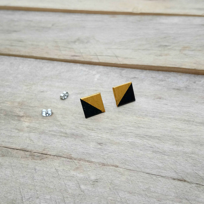 Boucles d'oreilles en bois du québec (merisier) et acier inoxydable- carrés noir et or