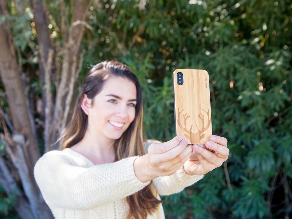 Étui iphone xr en bois et côtés en polycarbonate - bambou avec gravure chevreuil