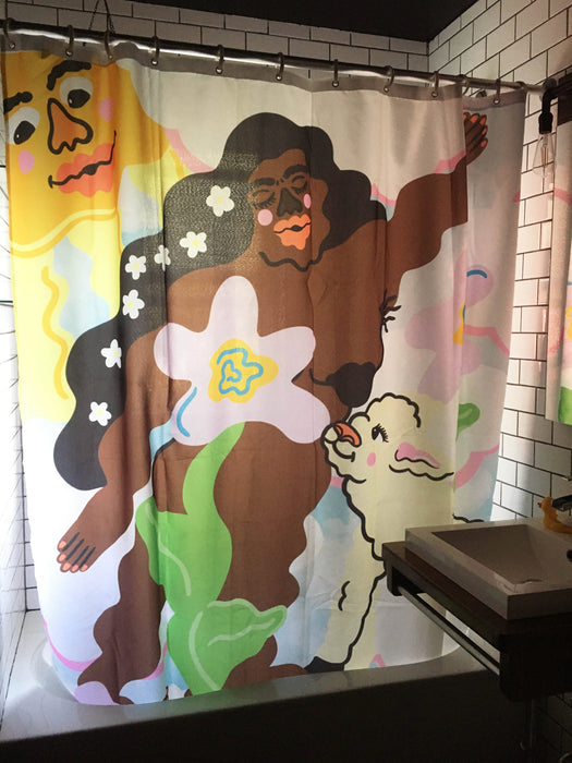 Rideau de douche de polyester, imperméable et lavable, 71" x 71", conçu en collaboration avec l'artiste teenadult