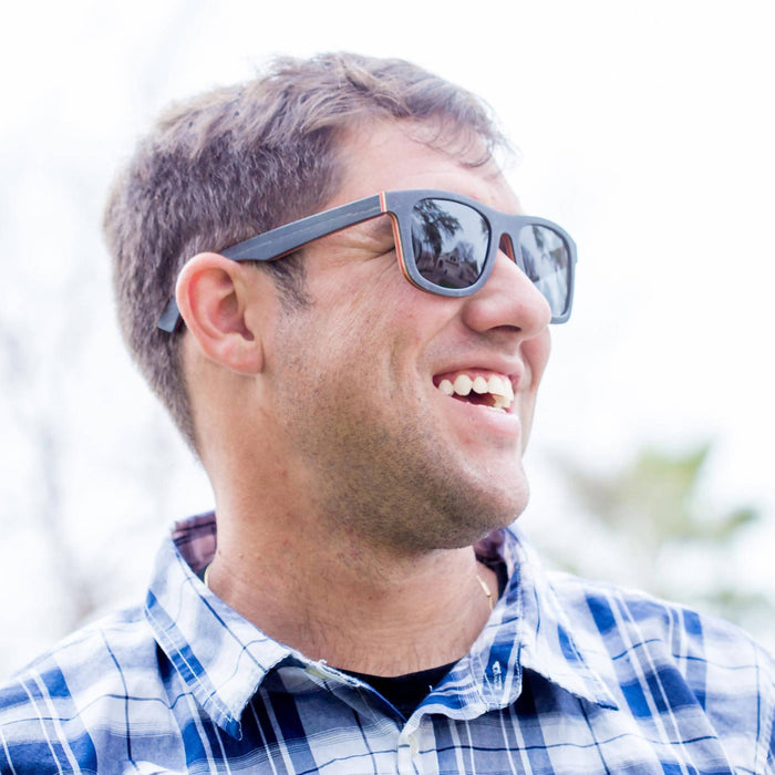 Lunettes de soleil en bois d’érable noir avec verres gris foncé polarisés