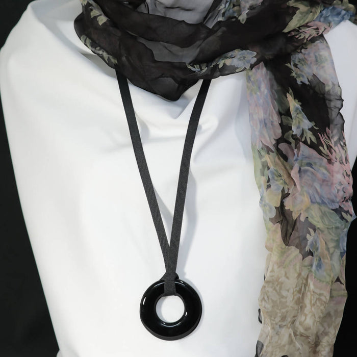 Long pendentif rond noir sur cordon ruban noir/ verre thermoformé fusion