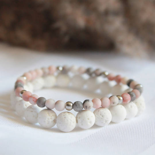 Ensemble de bracelets diffuseurs en pierres semi-précieuses : jaspe zébré rose et pierres de lave blanche