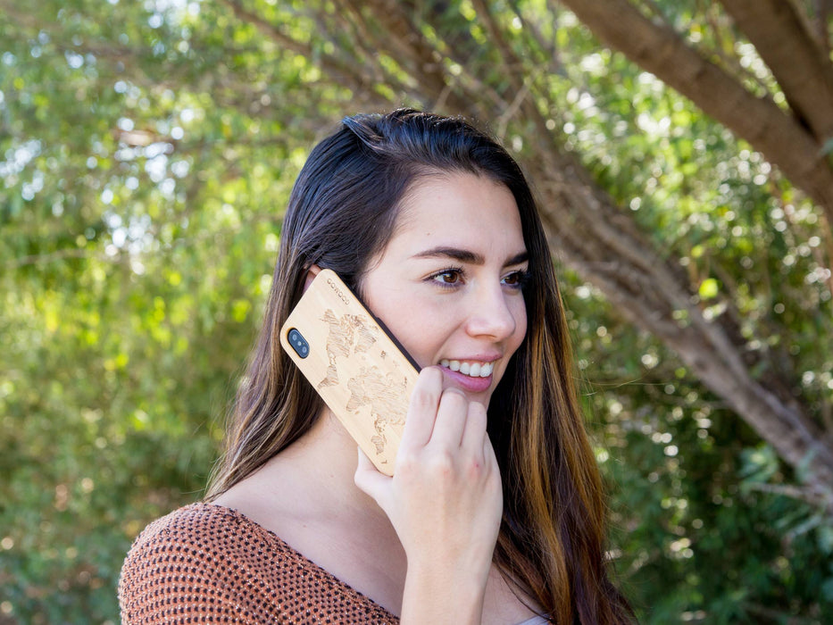 Étui iphone x et xs en bois et côtés en polycarbonate - bambou avec gravure carte du monde