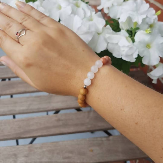 Bracelet diffuse en pierres semi-précieuses, aventurine rose, quartz blanc et bois de cèdre, billes en acier inoxydable