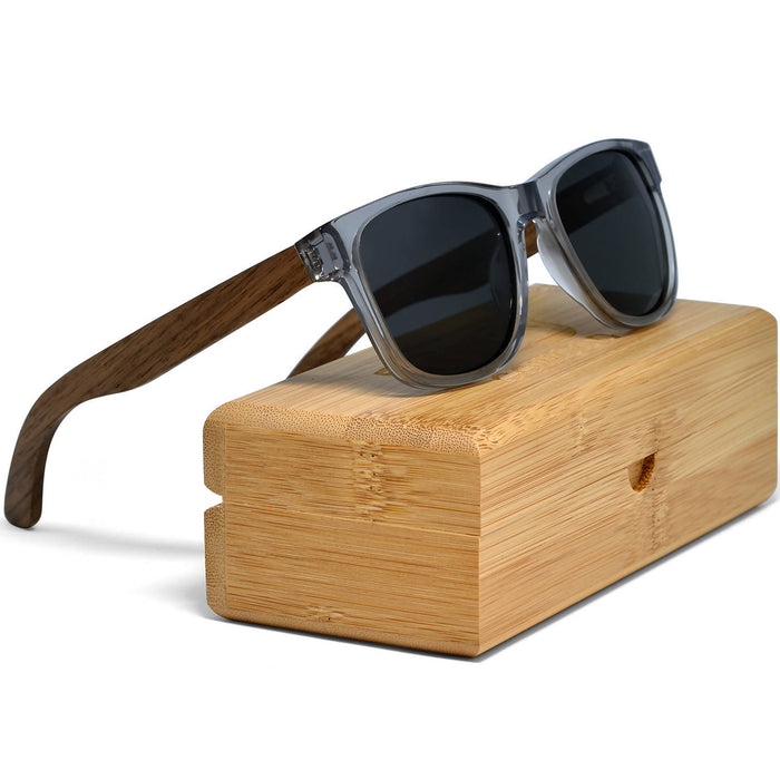 Lunettes de soleil en bois de noyer de style classique avec monture grise semi-transparente et verres noirs polarisés