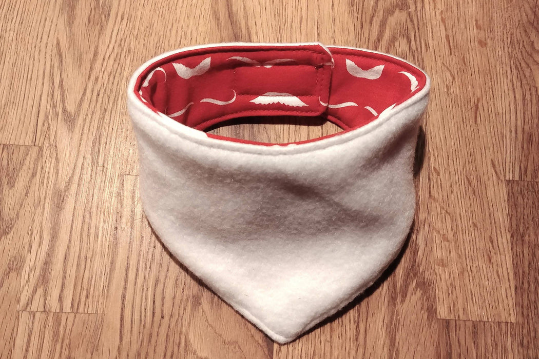 Bandana père noël à moustaches blanches sur fond rouge pour chien