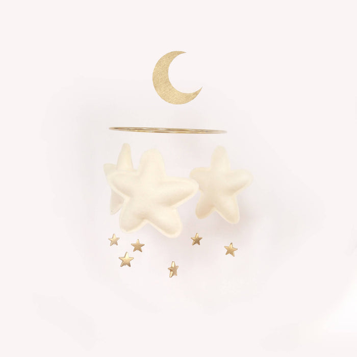 Mobile bébé "mario " etoiles en feutre et mini étoiles dorées surmonté d'une lune or par the butter flying
