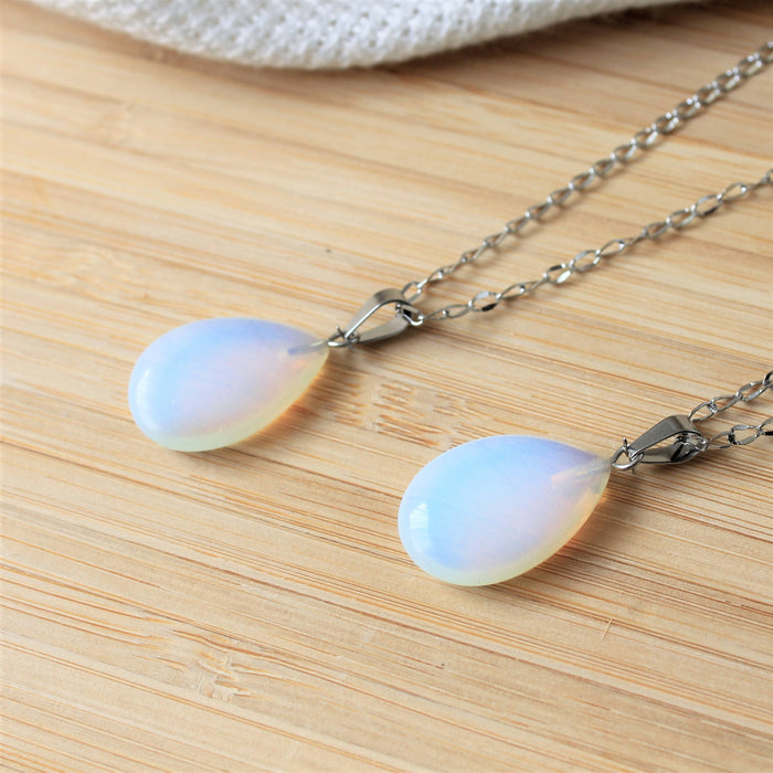 Collier délicat avec pendentif en forme de goutte en pierres semi-précieuses d'opalite et acier inoxydable