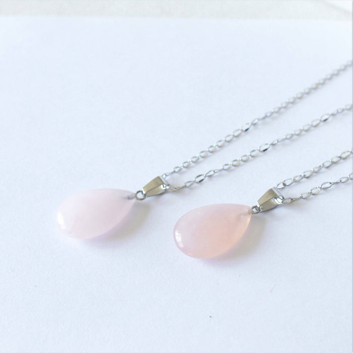 Collier minimaliste en acier inoxydable avec pendentif en forme de larme ou goutte en pierres naturelles de quartz rose