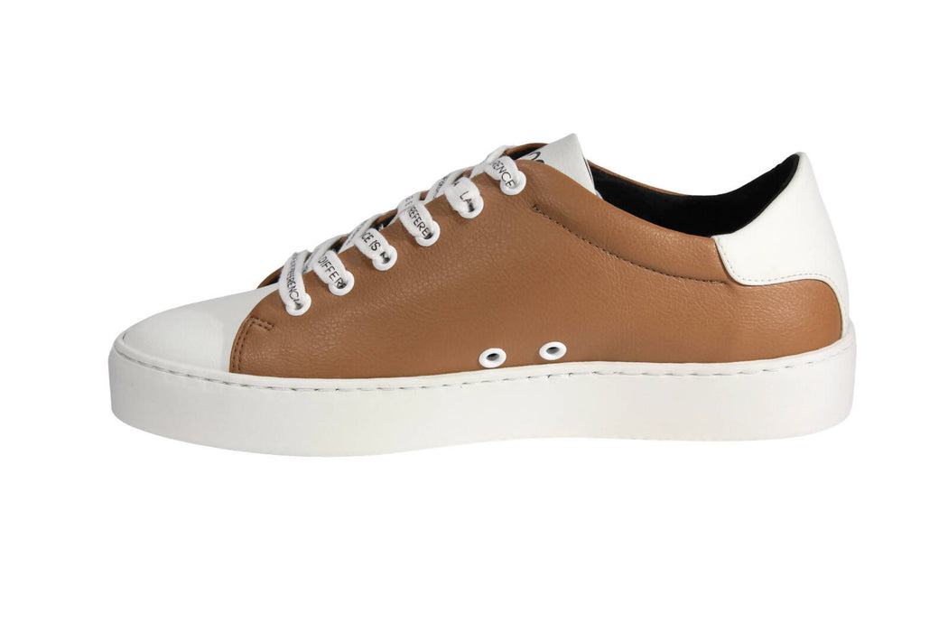 Sneakers dépareillés, véganes en "cuir" de pomme - modèle animlogo, blanc et cognac, pour femmes