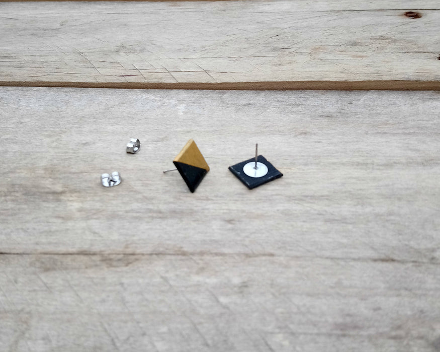 Boucles d'oreilles en bois du québec (merisier) et acier inoxydable- carrés noir et or