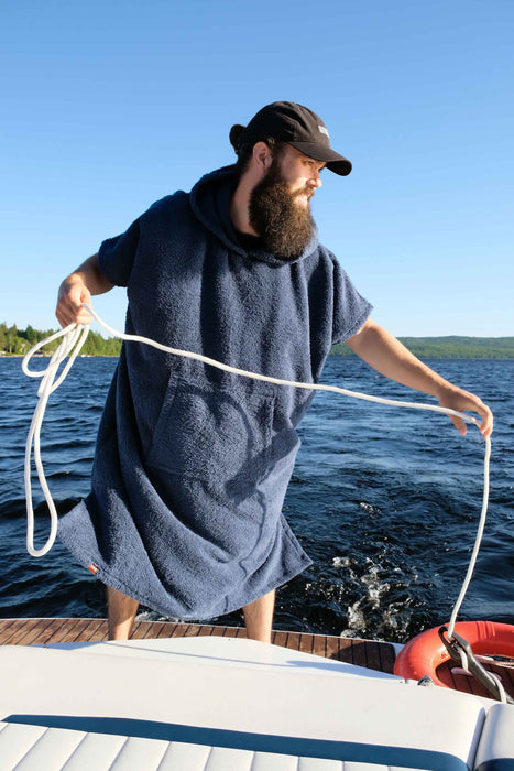 Le poncho serviette marine