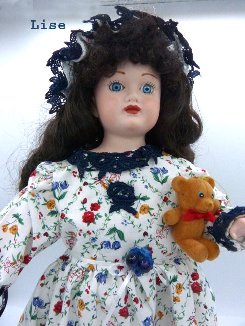 Poupée de porcelaine lise