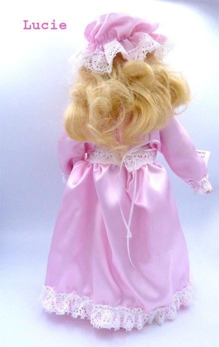 Poupée de porcelaine lucie