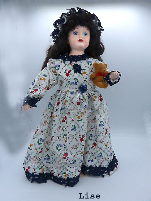 Poupée de porcelaine lise