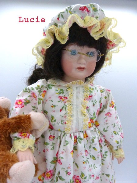 Poupée de porcelaine lili