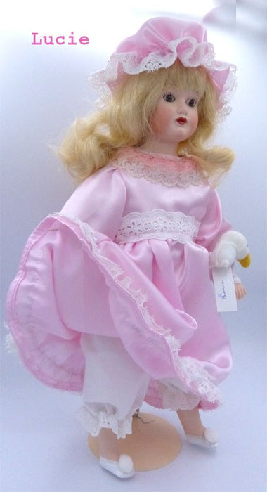 Poupée de porcelaine lucie