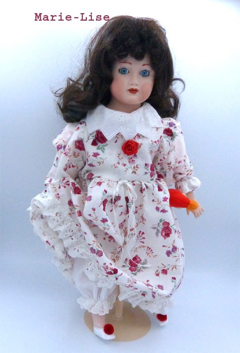 Poupée de porcelaine marie-lise
