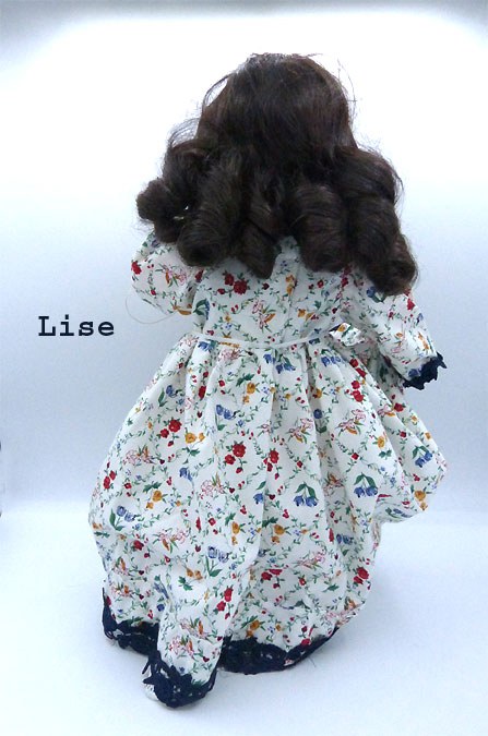 Poupée de porcelaine lise