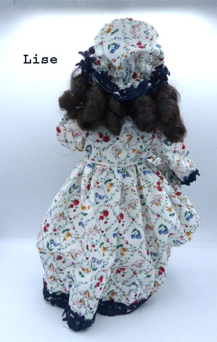 Poupée de porcelaine lise