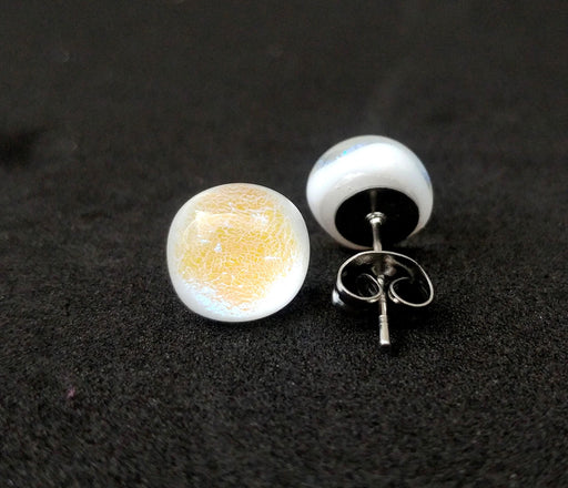 Puces d'oreille blanches et bleu pâle, verre fusion - Bijoux Le fil d'Ariane