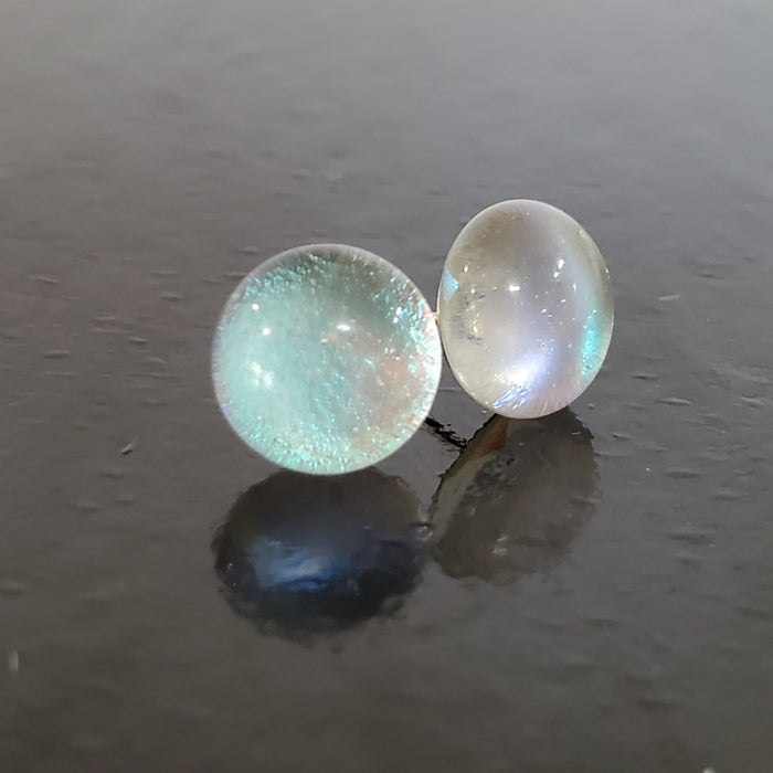 Puces d'oreille transparentes, bleu pâle, verre fusion - Bijoux Le fil d'Ariane