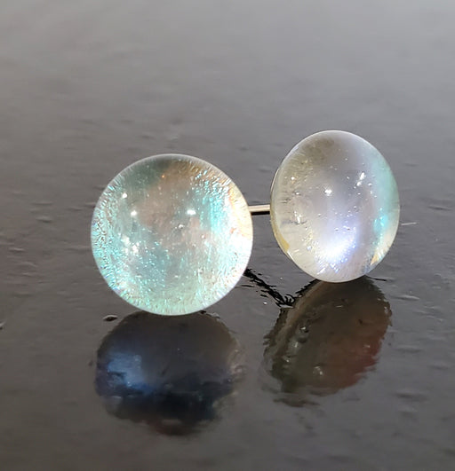 Puces d'oreille transparentes, bleu pâle, verre fusion - Bijoux Le fil d'Ariane