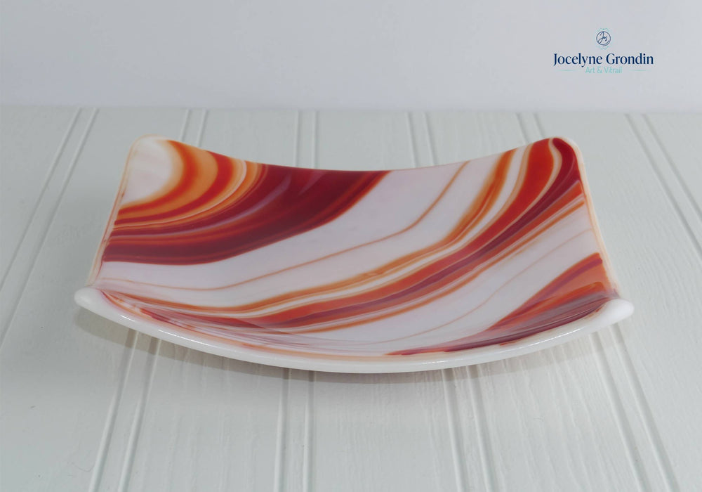 Assiette en verre rouge et blanc