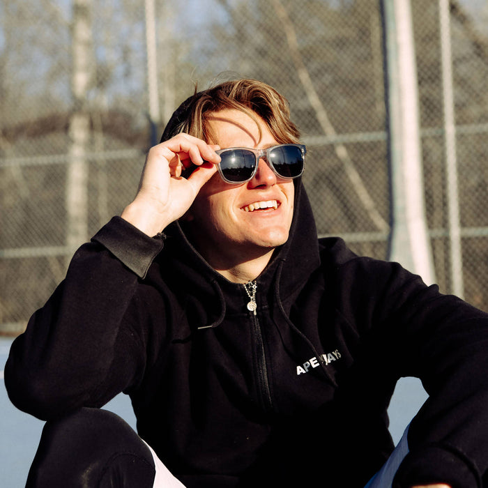 Lunettes de soleil en bois de noyer de style classique avec monture grise semi-transparente et verres noirs polarisés