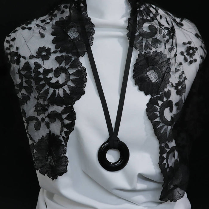 Long pendentif rond noir sur cordon ruban noir/ verre thermoformé fusion