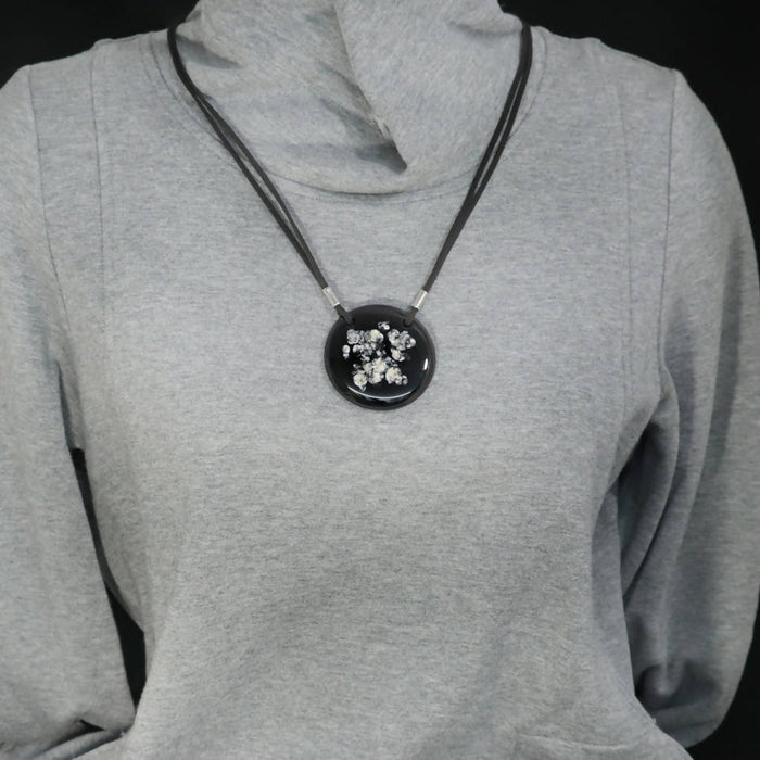 Pendentif rond/ motif rocailles bleu nuit/noir/longueur ajustable sur cordon /ensemble contemporain par mila