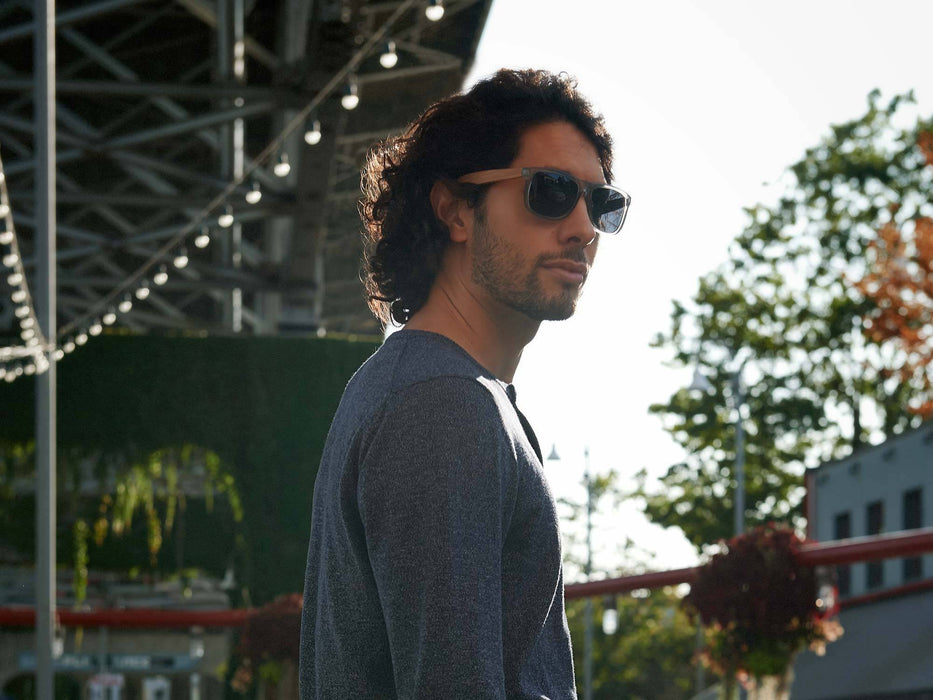 Lunettes de soleil carrées en bois de bambou avec monture givrée grise et verres noir polarisés