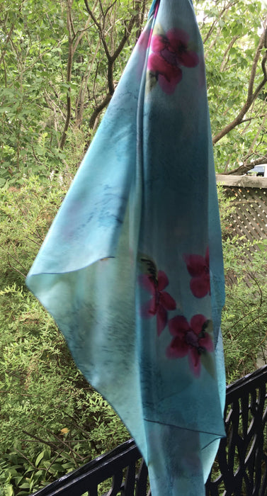 Paréo de soie bleu fleurs fuchsia