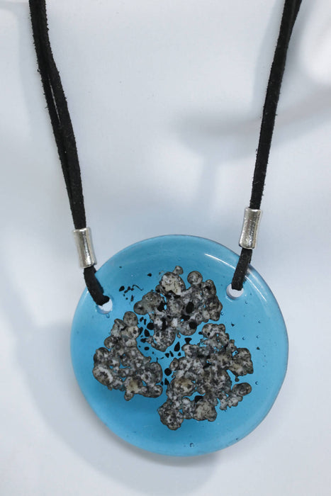 Pendentif rond/ motif rocailles bleu turquoise et gris/longueur ajustable sur cordon /ensemble contemporain par mila