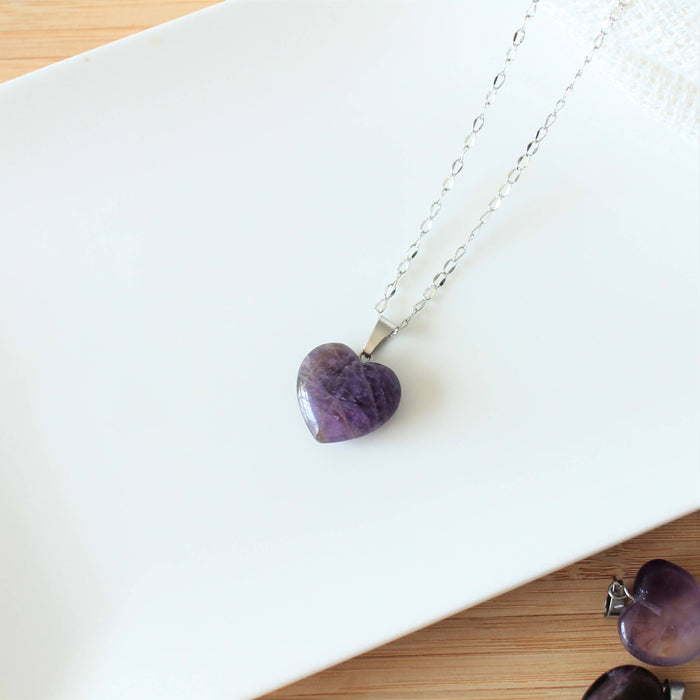 Collier délicat avec un pendentif coeur en pierre naturelle d'améthyste et chaîne en acier inoxydable