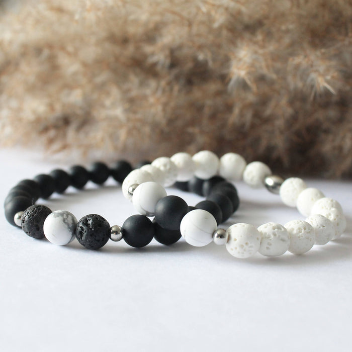 Bracelets de couple ou bracelets d'amitié en pierres semi précieuses, pierre de lave, onyx et howlite et acier inoxydable